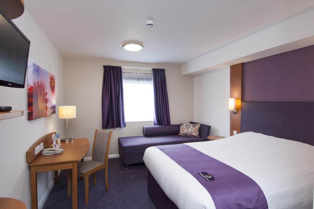 Premier Inn Cardiff North Экстерьер фото