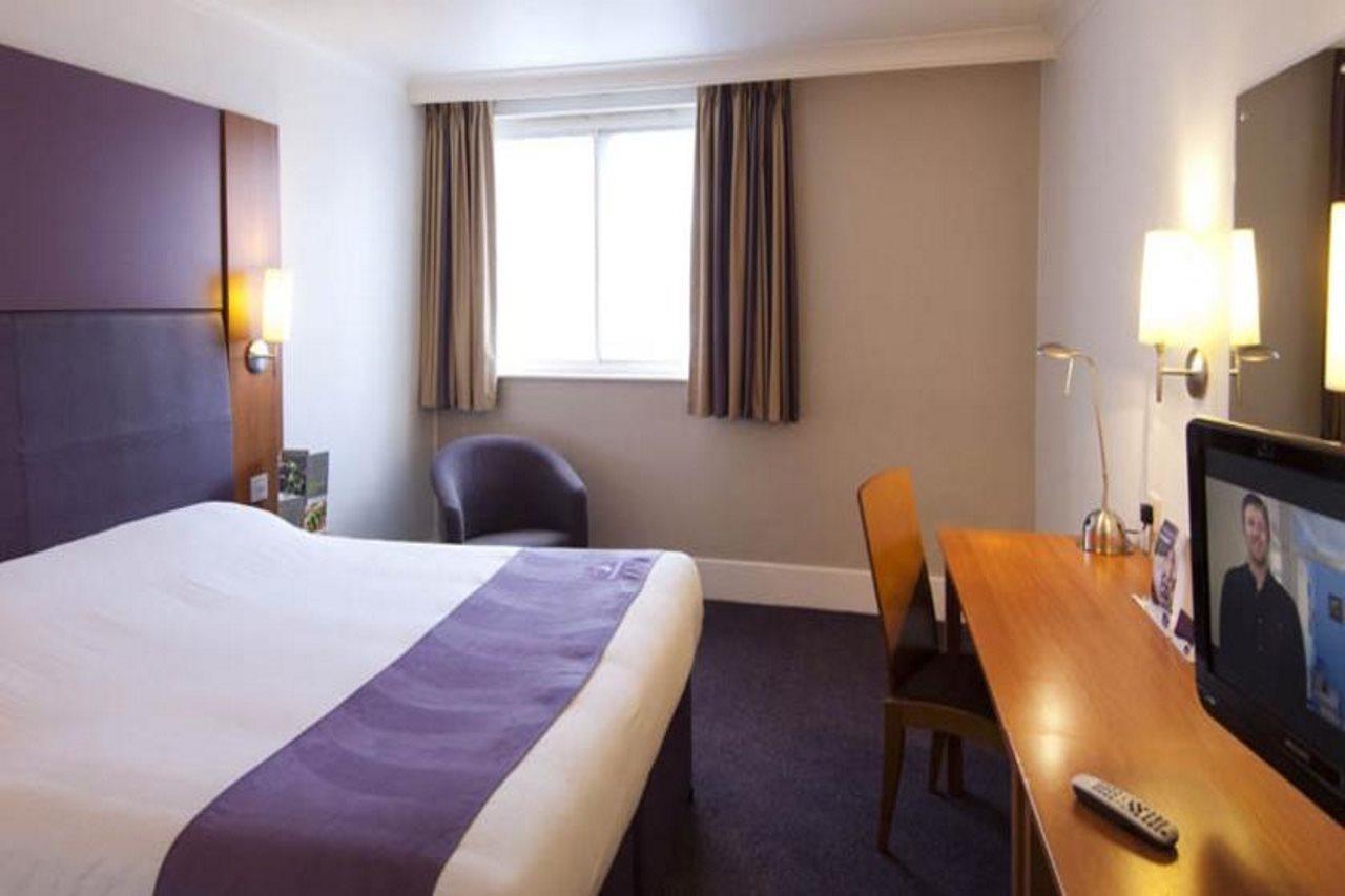 Premier Inn Cardiff North Экстерьер фото